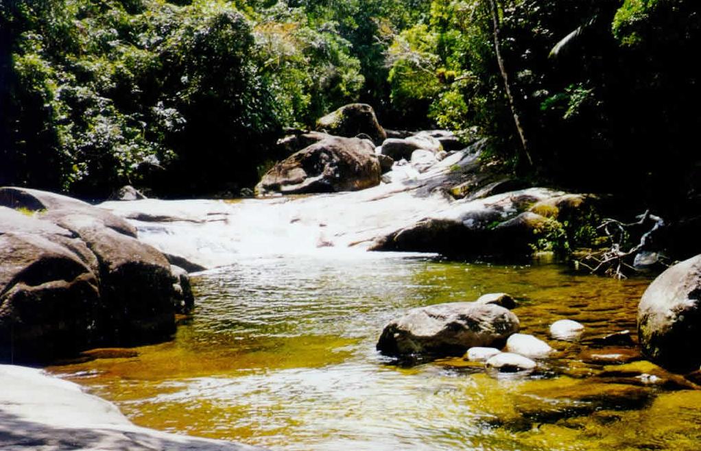 Cachoeira Poço Verde no fundo do Condomínio